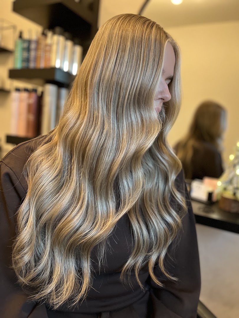Lang haar met natuurlijke highlights, geknipt en gekleurd bij ZB hair
