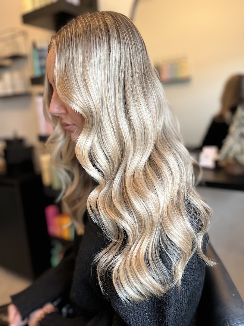 Blonde balayage geknipt en gestyled bij ZB hair in Oirschot