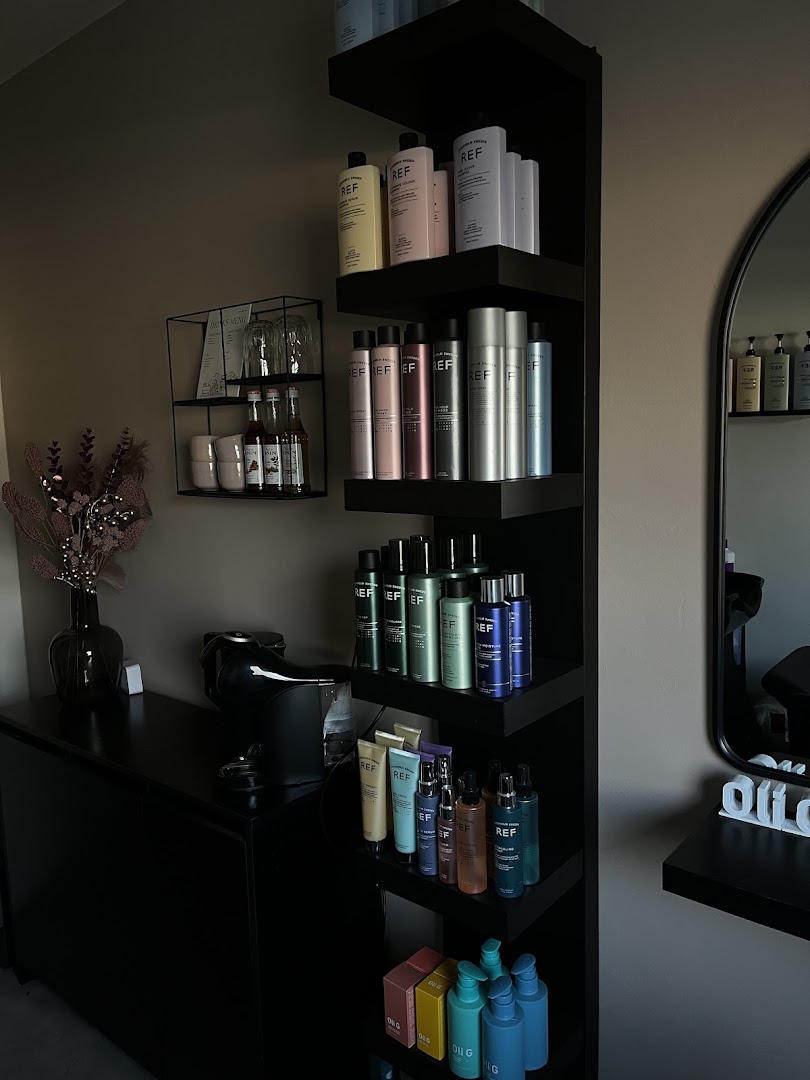 Professionele REF-haarproducten op de werkplek van ZB hair in Oirschot