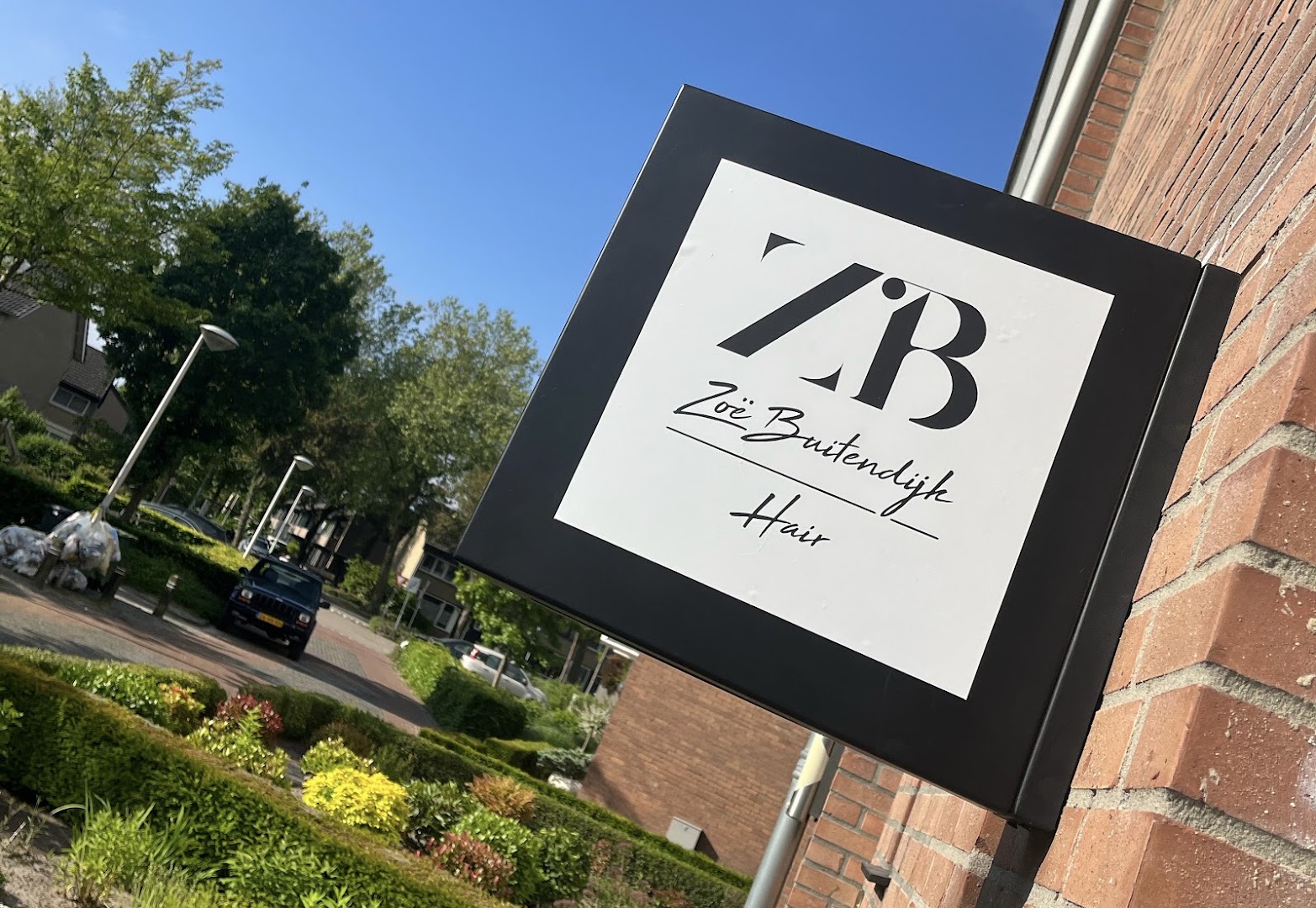 Het gevelbord van ZB hair, Zoë Buitendijk Hair, aan de Kremerstraat in Oirschot